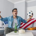นั่งเชียร์บอล ดูผลบอลสดที่บ้าน มีข้อดีต่างจากการดูนอกบ้านอย่างไร